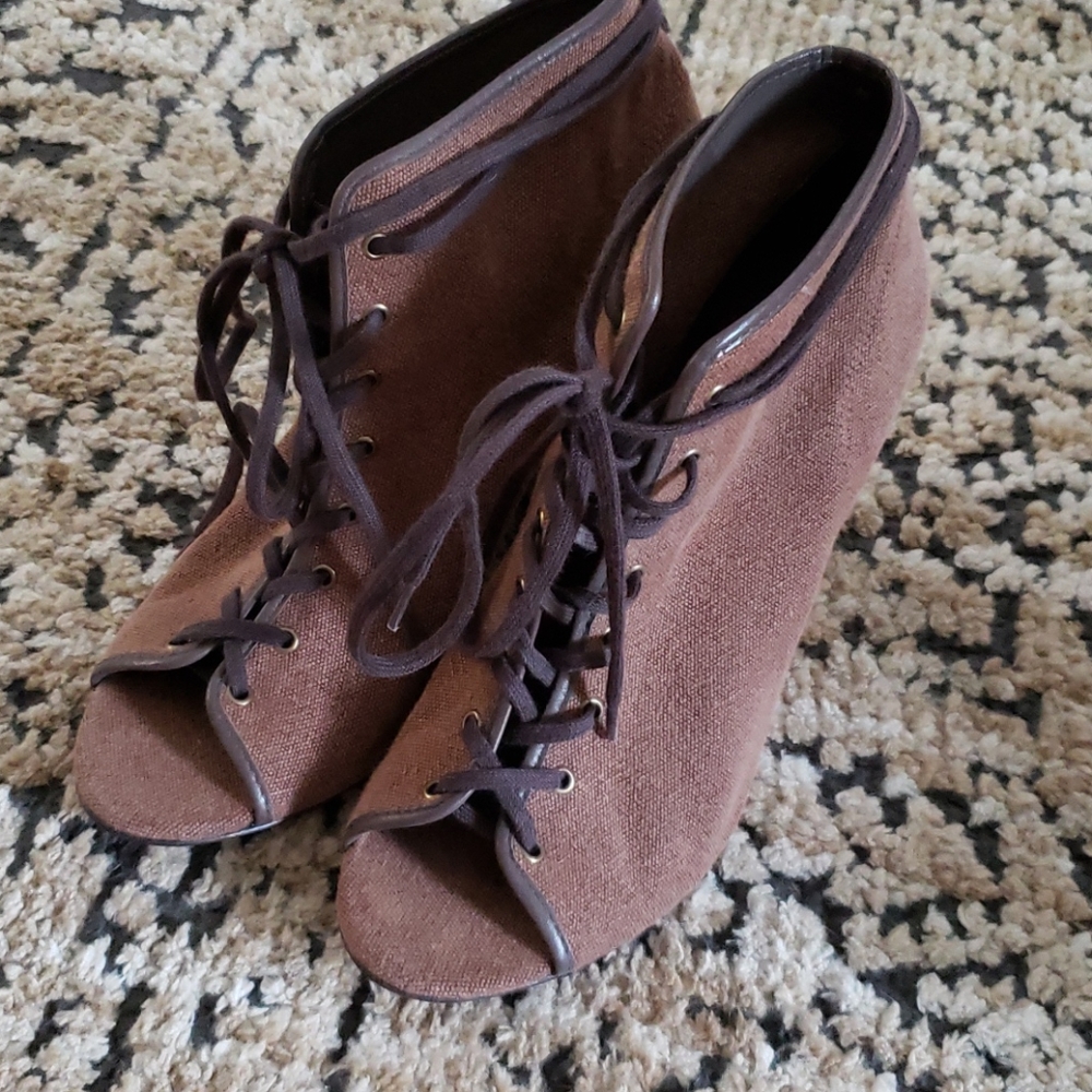 Joie "I wil Survive" lave up heels, size 8.5